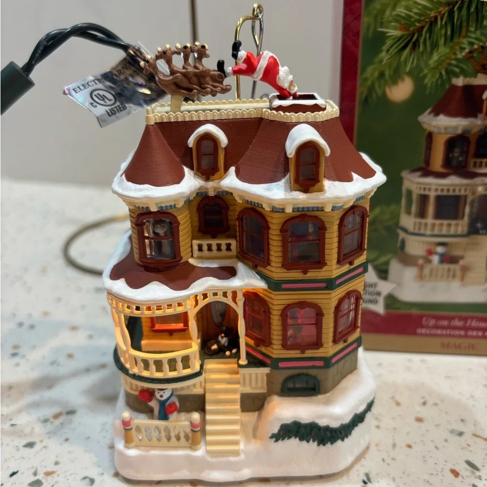 Vintage 2001 Hallmark Keepsake Ornament “Up on the Housetop”‎ magic ornament